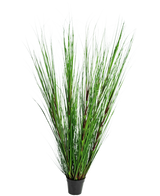 La Planta de Césped Artificial Cebolla ignífuga de 150 cm tiene hojas largas, delgadas y verticales, parecidas a la hierba, de color verde, y tallos largos, sobre un fondo blanco liso.