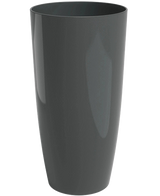 Una maceta Santorini alta, lisa, de color gris oscuro (Ø33 cm x Al 65 cm) con una superficie brillante se alza sobre un fondo blanco liso.