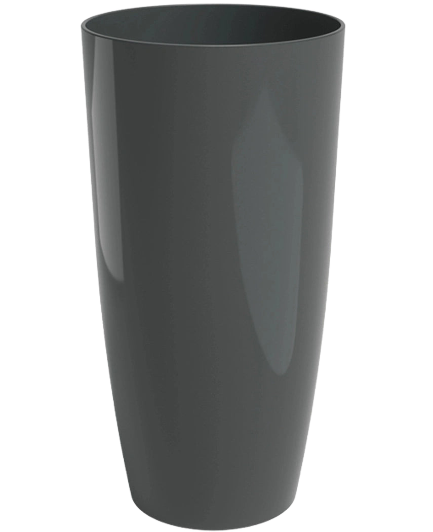 Una maceta Santorini alta, lisa, de color gris oscuro (Ø33 cm x Al 65 cm) con una superficie brillante se alza sobre un fondo blanco liso.
