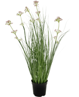 El Bonsái de Hierba Artificial Flor de Puerro Hierba Cebolla ignífuga de 61 cm tiene hojas verdes largas y delgadas y tallos largos con pequeños racimos de flores de color violeta claro, presentados en una maceta sobre un fondo blanco liso.
