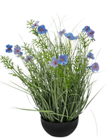 Una maceta negra con césped artificial, flor de Gesang púrpura, maceta de hierba de cebolla de 56 cm, retardante de fuego, con hojas altas verdes parecidas a la hierba y flores de color azul violeta, sobre un fondo blanco liso.