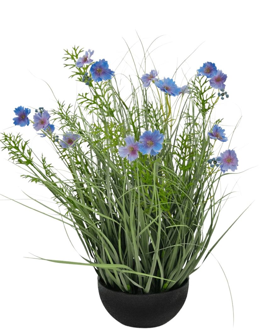 Una maceta negra con césped artificial, flor de Gesang púrpura, maceta de hierba de cebolla de 56 cm, retardante de fuego, con hojas altas verdes parecidas a la hierba y flores de color azul violeta, sobre un fondo blanco liso.