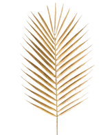 El helecho artificial en rama de 64 cm dorado tiene una única hoja de palma dorada con hojas largas y delgadas sobre un fondo liso blanco.