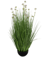 La maceta de césped artificial con flor de puerro y cebolla de 100 cm retardante de fuego tiene una maceta negra con hojas artificiales altas y delgadas de color verde y pequeñas flores de color púrpura en tallos largos, sobre un fondo blanco.