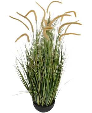 La rama de hierba de cebolla de cola de perro de césped artificial retardante de fuego de 110 cm es una planta de césped artificial en maceta con hojas verdes largas y estrechas y cabezas de semillas altas y esponjosas de color beige, representadas sobre un fondo blanco liso.