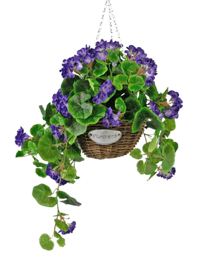 La Begonia Artificial violeta en cesta UV 70cm es una cesta de mimbre colgante con hojas verdes y flores de color violeta vibrante, suspendida de una cadena plateada y provista de una pequeña etiqueta de metal con el texto "Flores".
