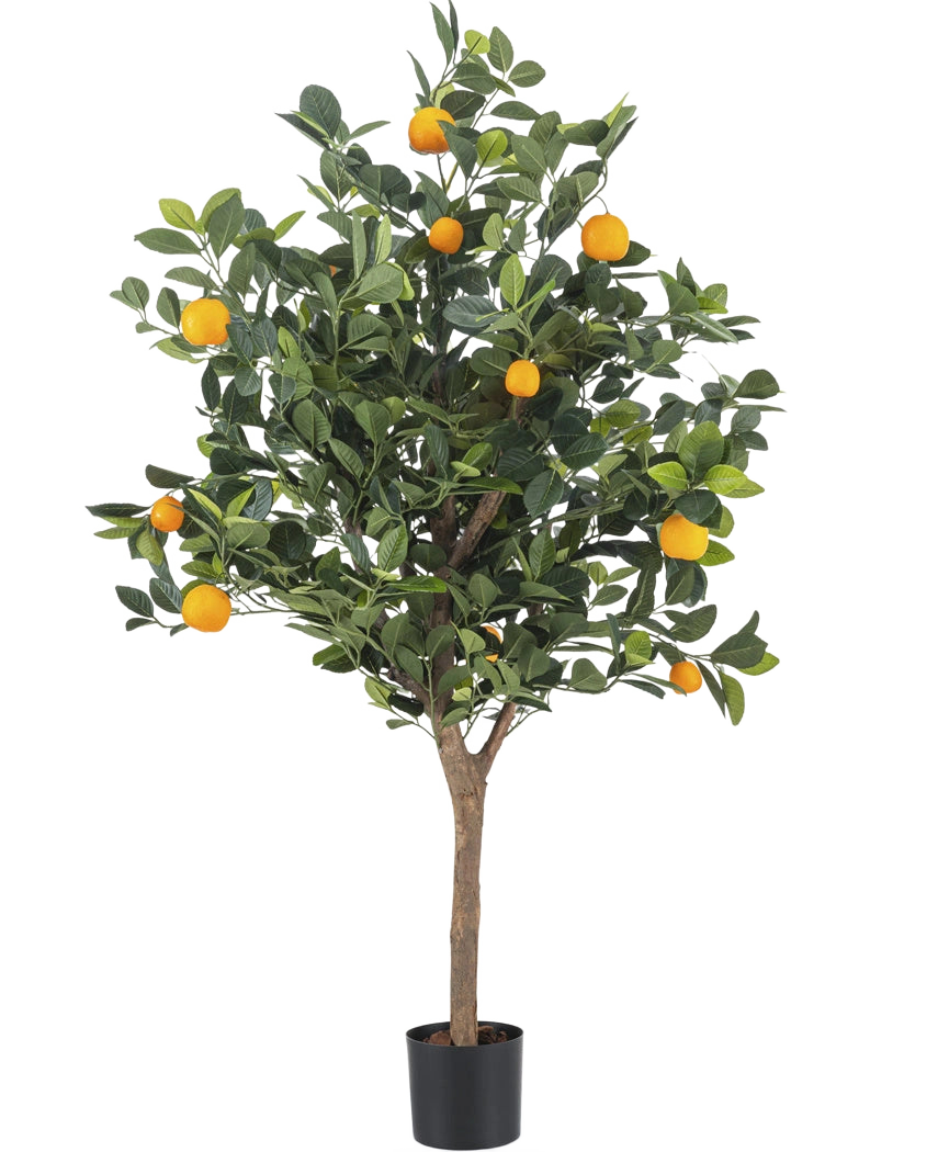 El naranjo artificial de 120 cm tiene densas hojas verdes y vibrantes frutos de color naranja sobre un fondo blanco liso.