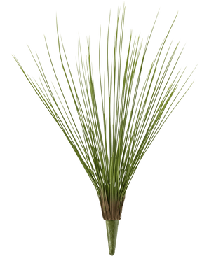 La planta de césped artificial Royal Grass UV 60 cm tiene tallos altos, finos y verdes de césped artificial que se agrupan en la base y se abren en abanico hacia afuera, sobre un fondo blanco liso.