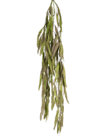 La planta colgante artificial Aloe Vera 102 cm tiene hojas verdes largas y estrechas con bordes dentados que caen sobre un fondo blanco liso.