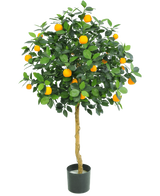 El naranjo artificial de 120 cm de Easyplants tiene exuberantes hojas verdes y muchos frutos de color naranja brillante, expuestos en una maceta sobre un fondo blanco liso.