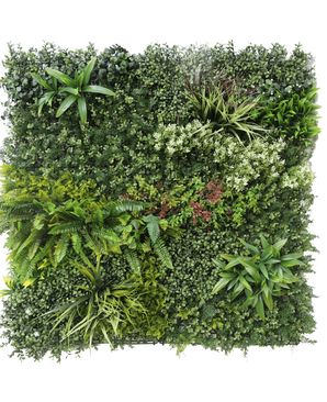El Seto Artificial Prestige 100x100 cm UV es un panel cuadrado de follaje verde artificial con plantas de hojas mixtas, helechos, texturas variadas y tonalidades de verde, además de racimos de pequeñas flores blancas y rojas. El fondo es blanco.