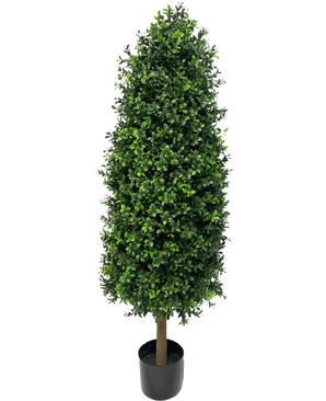 La Planta Artificial Boj Pirámide UV 120 cm es una planta artificial alta, en forma de cono y con densas hojas verdes en una pequeña maceta negra, perfecta para cualquier jardín. Cuenta con protección UV para mantener su aspecto vibrante sobre un fondo blanco liso.
