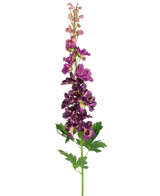 La Flor Artificial Delphinium Púrpura 79 cm tiene un único tallo artificial de espuela de caballero de color púrpura con múltiples flores dispuestas verticalmente y hojas verdes profundamente lobuladas, sobre un fondo blanco liso.