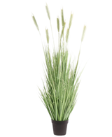 La Planta de Césped Artificial Verde 150 cm ignífugo tiene unas hojas altas y esbeltas de color verde y unos tallos parecidos al trigo, que aportan un aspecto natural en el interior. Esta planta de césped artificial se alza sobre un fondo blanco liso.