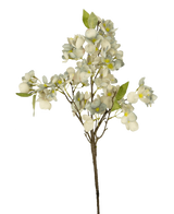 La flor artificial en flor azul de 64 cm es una única rama de flor artificial con múltiples tallos con racimos de pequeñas flores azules y hojas verdes sobre un fondo blanco liso.
