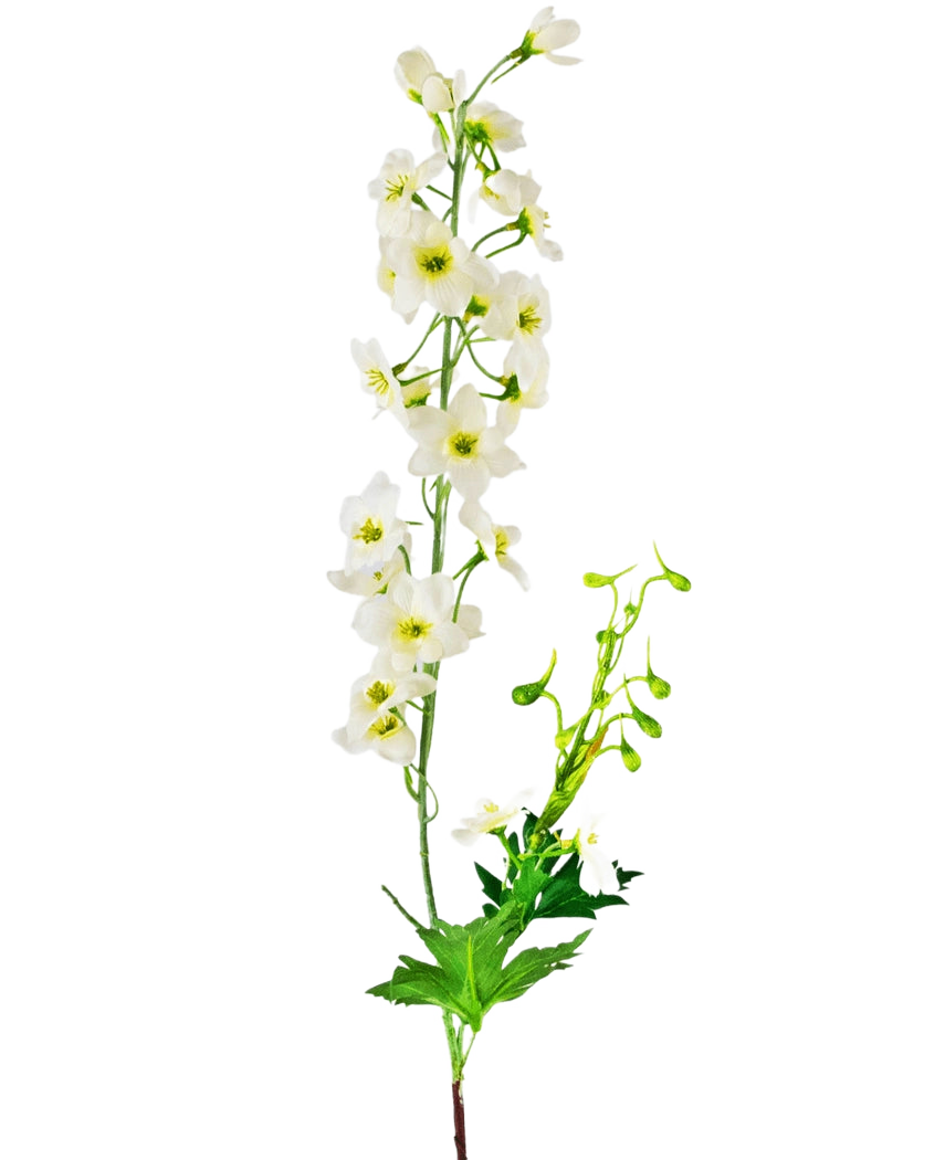 La Flor Artificial Delfinio 79 cm blanca tiene un único tallo de flores de delfinio blancas con hojas y capullos verdes, aislados sobre un fondo blanco.