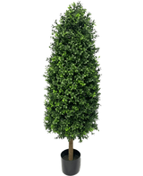 La Planta Artificial Boj Pirámide UV 120 cm es una planta artificial alta, en forma de cono y con densas hojas verdes en una pequeña maceta negra, perfecta para cualquier jardín. Cuenta con protección UV para mantener su aspecto vibrante sobre un fondo blanco liso.