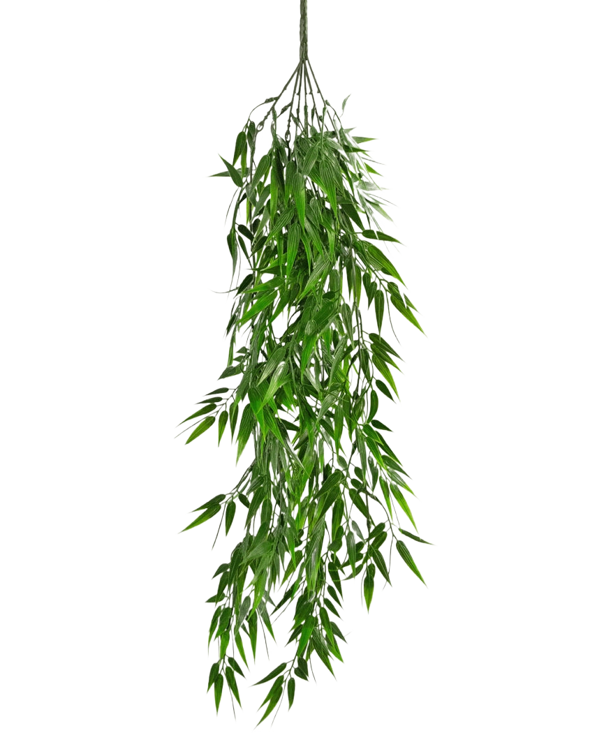 La planta colgante artificial Bambú UV 80 cm tiene hojas verdes largas y delgadas que cuelgan con gracia del tallo, sobre un fondo blanco liso.
