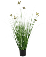 La Maceta de Hierba Cebolla Mariposa de Césped Artificial 90cm Retardante de Fuego tiene hojas largas y finas de césped artificial de color verde y flores amarillentas en tallos largos, presentadas en una maceta sobre un fondo blanco liso.