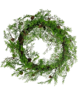 La Corona de Pino Artificial 50cm verde es una corona redonda formada por ramas de pino verde y pequeñas piñas de pino marrón, dispuestas de forma natural y rústica sobre un fondo blanco.