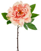 La Flor Artificial Peonía 61 cm rosa suave es una peonía artificial rosa con pétalos en capas y un corazón amarillo sobre un tallo con hojas verdes, sobre un fondo blanco.