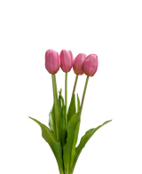El ramo de tulipanes artificiales Real Touch Purple de 40 cm tiene cuatro tulipanes de color violeta con hojas y tallos verdes realistas, que se alzan erguidos sobre un fondo blanco liso.