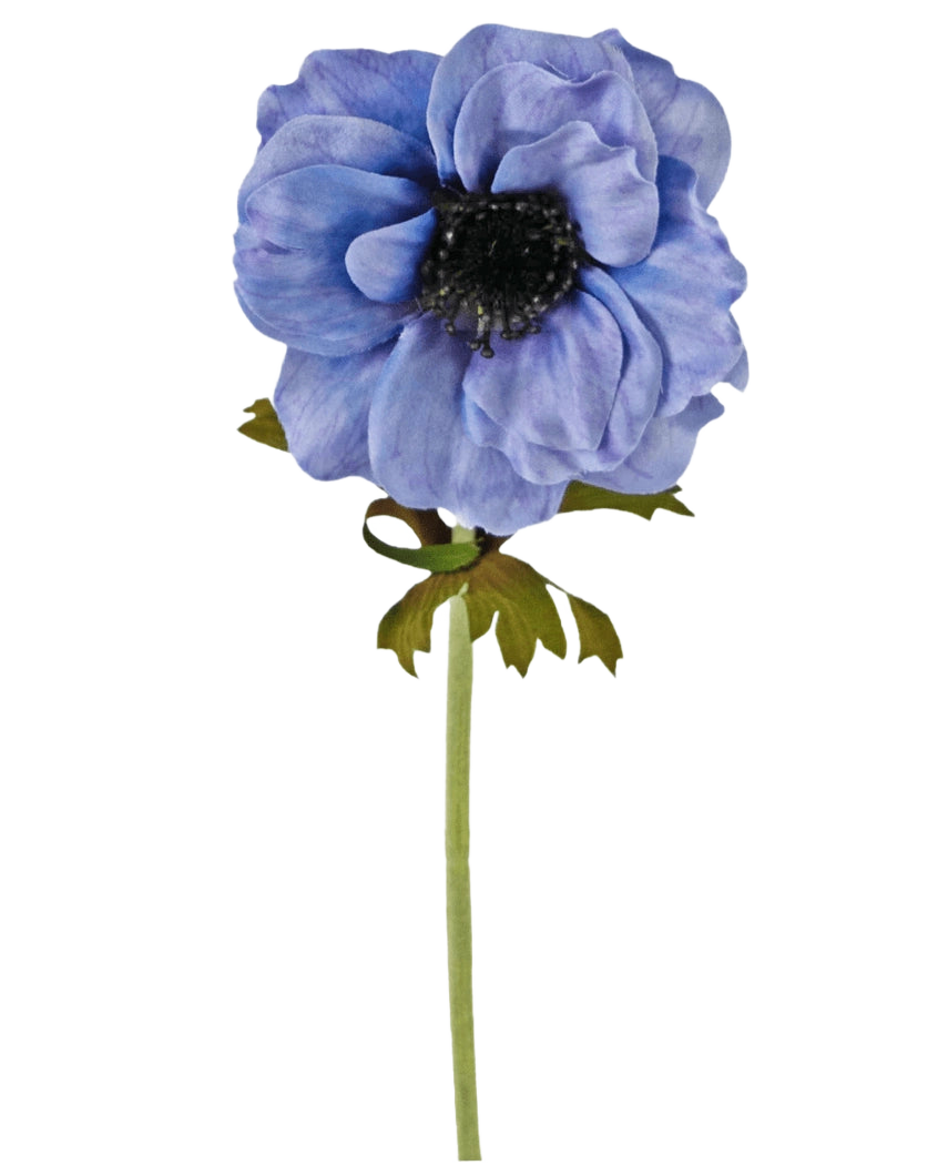 Una única Flor de Anémona Artificial de 35 cm de color azul con pétalos de volantes azules, un corazón oscuro y un tallo verde con algunas hojas sobre un fondo blanco.