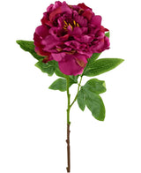 La flor artificial Peonía 61 cm rosa es una única flor artificial en forma de peonía de color rosa oscuro con pétalos estratificados y hojas verdes sobre un tallo marrón, representada sobre un fondo blanco.