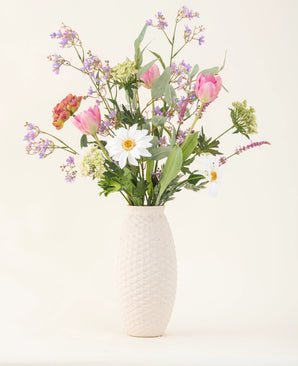 Het Zijden kunstbloemen boeket Pink Bloom Vibes is een prachtig vaasarrangement van zijden bloemen dat blijvende elegantie brengt in elke ruimte.