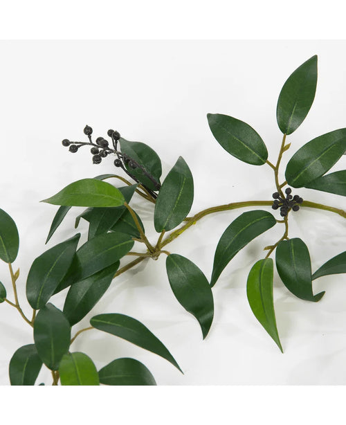 Guirnalda artificial de Smilax de 180 cm con hojas verdes largas y estrechas y pequeños racimos de bayas redondas y oscuras, representadas sobre un fondo blanco.