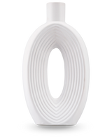 De Vaas Soft Bloom 27 cm off-white is een moderne keramiek vaas met een ovale vorm, concentrische ribbels, een hol midden, gladde afwerking en een kleine cilindrische hals - ideaal voor het tentoonstellen van zijden kunstbloemen.