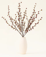 El ramo de flores de seda artificiales Callicarpa Purple está dispuesto en forma de abanico, perfecto para exhibiciones de otoño o para exhibir vibrantes flores de seda de color púrpura sobre un fondo claro.