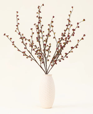 El ramo de flores de seda artificiales Callicarpa Purple está dispuesto en forma de abanico, perfecto para exhibiciones de otoño o para exhibir vibrantes flores de seda de color púrpura sobre un fondo claro.