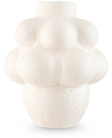 De Vaas Stemlight 21 cm beige is een vaas van keramiek met een matte afwerking en een unieke ronde vorm in beige, perfect voor een minimalistische inrichting.