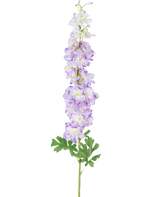 La flor artificial Delphinium 105 cm violeta tiene un único tallo largo de flores artificiales de color violeta claro con hojas verdes, representadas sobre un fondo blanco liso.