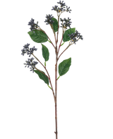 De Kunsttak Berries 64 cm staalblauw heeft een enkele kunsttak met trossen kleine staalblauwe bessen en verschillende groene bladeren op roodbruine stelen, perfect voor decoratie.