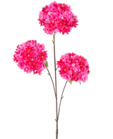 La Rama de Cerezo en Flor Artificial 85 cm rosa tiene un solo tallo con tres ramos de flores de cerezo artificiales de color rosa brillante y hojas verdes sobre esbeltas ramas de color marrón, aisladas sobre un fondo blanco.