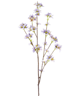 Een „Kunstbloementak 112 cm paars” met één bloeiende tak met delicate lavendelpaarse bloemen en gele hartjes op slanke bruine stelen, afgebeeld tegen een witte achtergrond.