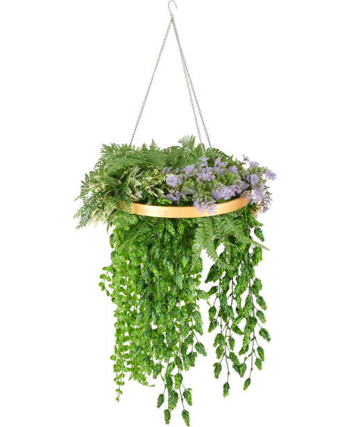 La planta colgante artificial Helecho UV 40 cm en anillo dorado tiene una fronda de helecho colgante verde realista dispuesta en un anillo dorado y está colgada de cadenas plateadas para una elegante exhibición colgante.