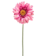 De Kunstbloem Gerbera 53 cm donker roze is een enkele donkerroze kunstmargriet met een geel hart op een lange groene steel, geïsoleerd op een witte achtergrond.