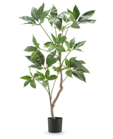 De Kunstplant Schefflera 90 cm is een hoge kunstplant met brede groene bladeren en een slanke bruine stengel, weergegeven in een eenvoudige zwarte pot tegen een effen witte achtergrond.