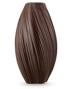 El Jarrón Soft Dune 26 cm marrón es un jarrón alto de cerámica de color marrón oscuro con un acabado liso y brillante con un patrón de estructura ondulado vertical.