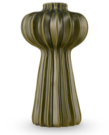 De Vaas Morning Dawdrop 25 cm groen is een hoge, moderne vaas met een glanzende olijfgroene afwerking, verticale ribbels en een organische, sculpturale vorm die taps toeloopt van een bolvormige bovenkant naar een slanke gecanneleerde basis.