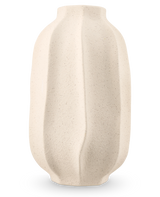 De Vaas Petal Shade 30 cm beige is een vaas van gestructureerd keramiek met een matte afwerking en organische golvende verticale richels tegen een lichtgrijze achtergrond.