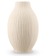 De Vaas Silent Leaf 25 cm in beige is een vaas van gestructureerd keramiek met een rond lichaam, smalle hals en verticale geribbelde lijnen, tegen een effen witte achtergrond.