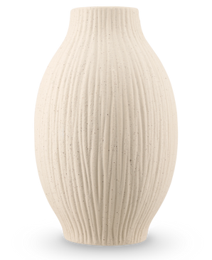 El Jarrón Silent Leaf 25 cm en color beige es un jarrón fabricado en cerámica estructurada con cuerpo redondo, cuello estrecho y líneas acanaladas verticales, sobre un fondo liso blanco.