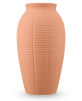 De Vaas Wild Petal 26 cm terra is een hoge, perzikkleurige vaas van keramiek met een verticaal geribbelde textuur en een licht uitlopende rand.