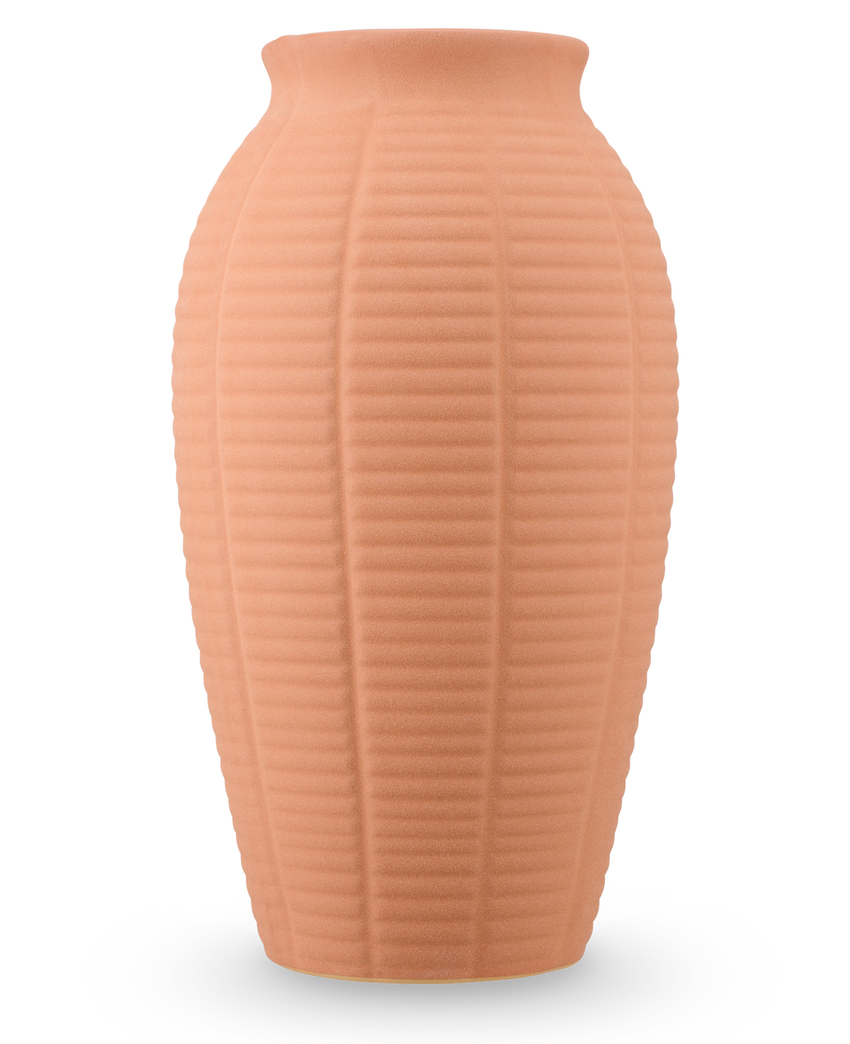 El Jarrón Wild Petal 26 cm terra es un jarrón alto de cerámica de color melocotón con una textura acanalada verticalmente y un borde ligeramente acampanado.
