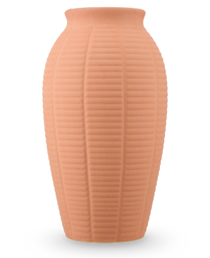 De Vaas Wild Petal 26 cm terra is een hoge, perzikkleurige vaas van keramiek met een verticaal geribbelde textuur en een licht uitlopende rand.