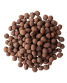 Un montón suelto de bolsa de 10 litros de Hydro Granules, gránulos redondos de arcilla marrón utilizados como medio de cultivo en hidroponía y jardinería acuapónica, mostrados sobre un fondo blanco.